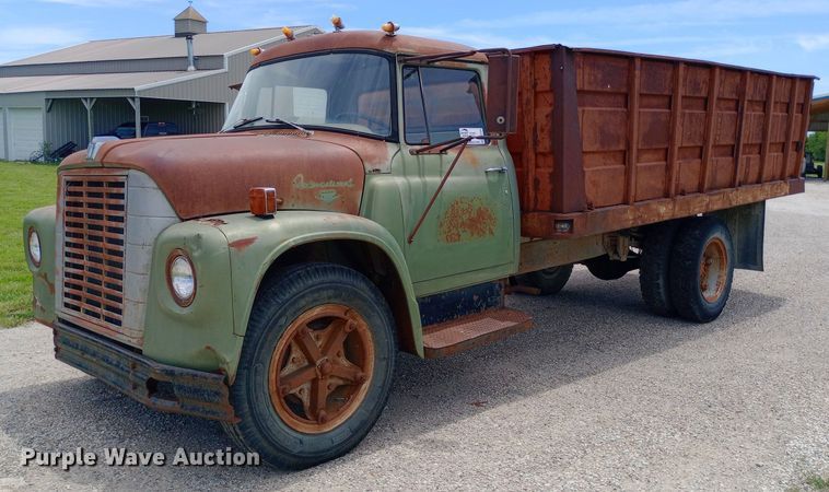image for item DQ7144 1971 International  1600 grain truck