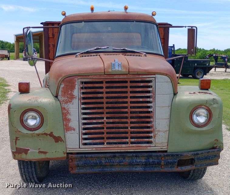 image for item DQ7144 1971 International  1600 grain truck