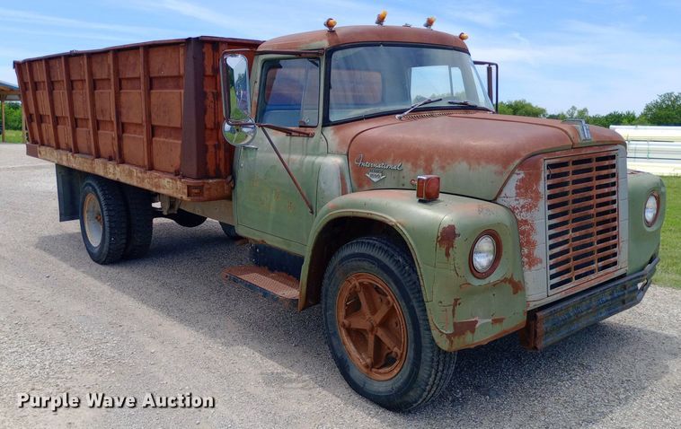 image for item DQ7144 1971 International  1600 grain truck