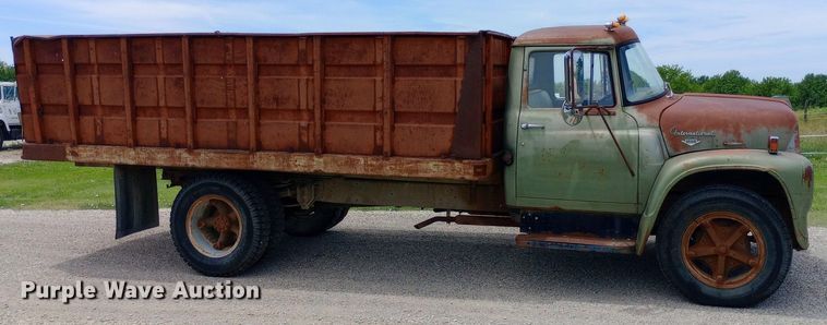 image for item DQ7144 1971 International  1600 grain truck