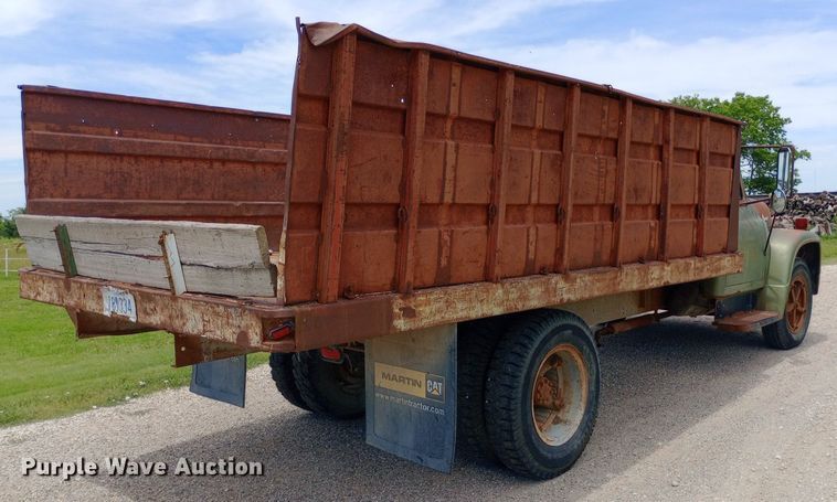 image for item DQ7144 1971 International  1600 grain truck