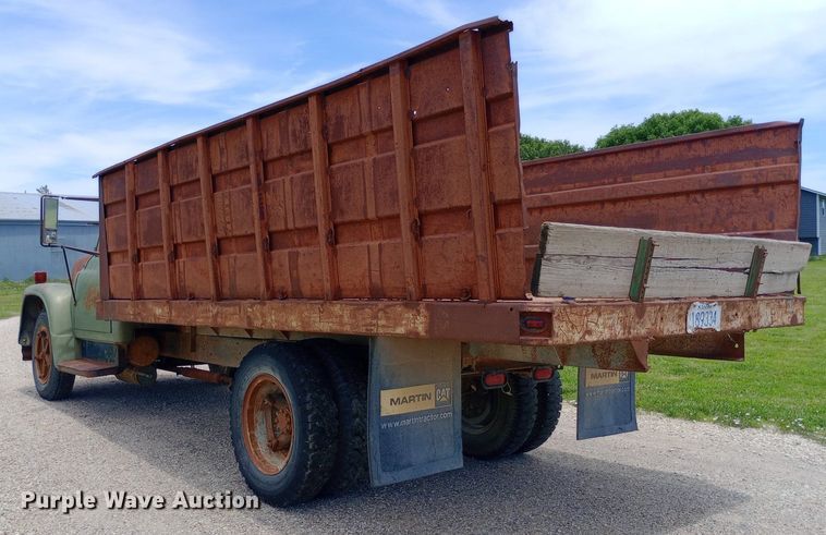 image for item DQ7144 1971 International  1600 grain truck