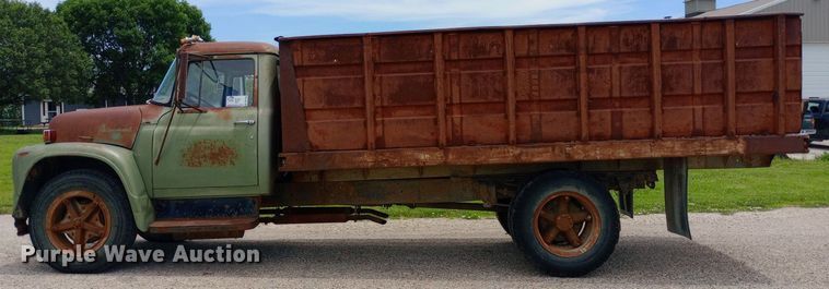 image for item DQ7144 1971 International  1600 grain truck