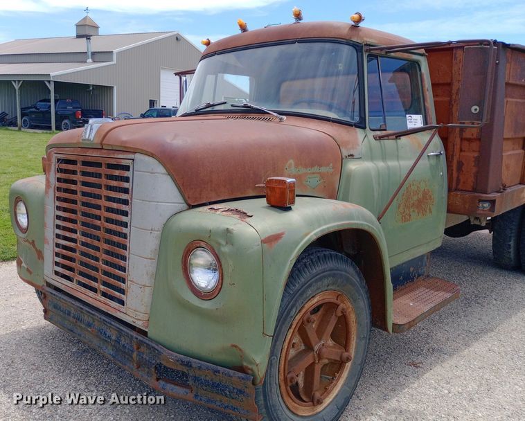 image for item DQ7144 1971 International  1600 grain truck