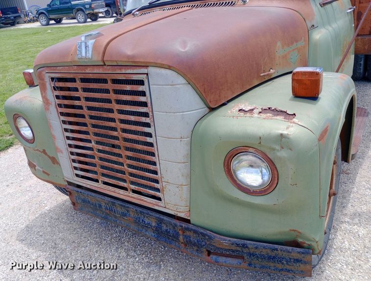 image for item DQ7144 1971 International  1600 grain truck