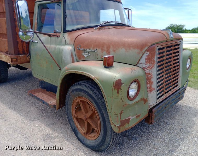 image for item DQ7144 1971 International  1600 grain truck