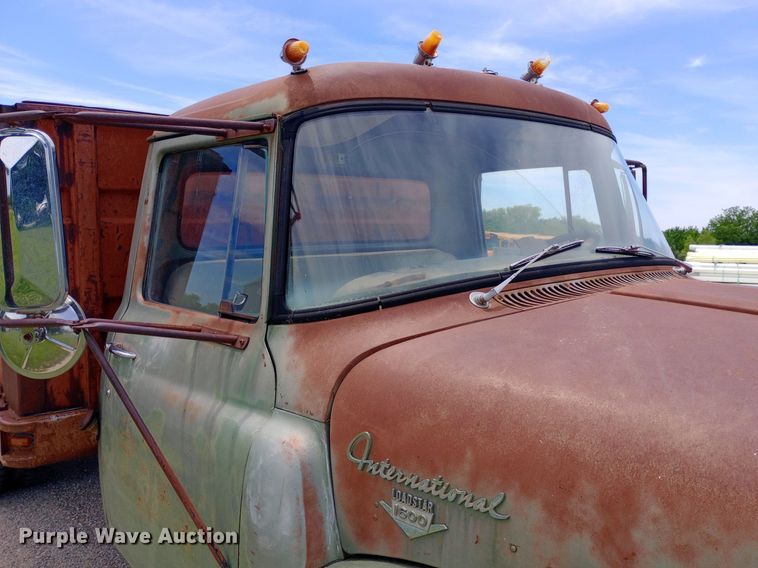 image for item DQ7144 1971 International  1600 grain truck