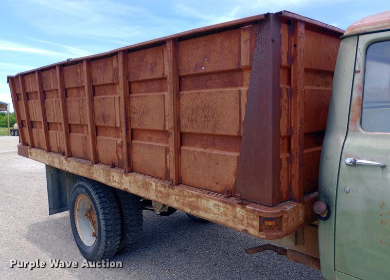 image for item DQ7144 1971 International  1600 grain truck