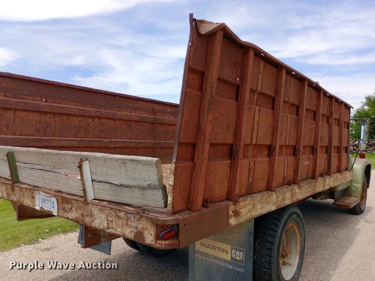 image for item DQ7144 1971 International  1600 grain truck