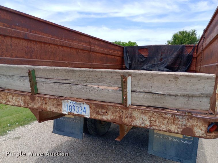 image for item DQ7144 1971 International  1600 grain truck