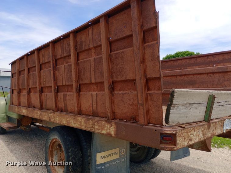 image for item DQ7144 1971 International  1600 grain truck