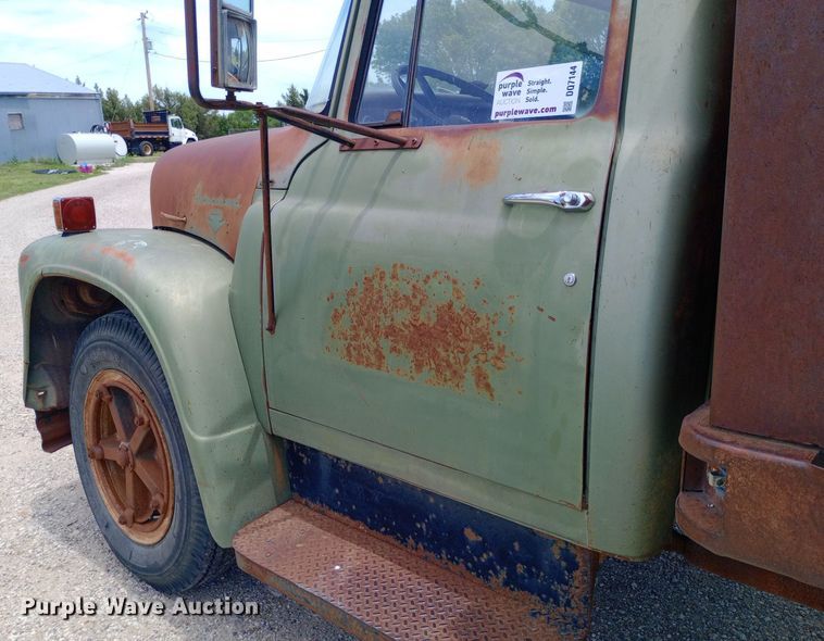 image for item DQ7144 1971 International  1600 grain truck