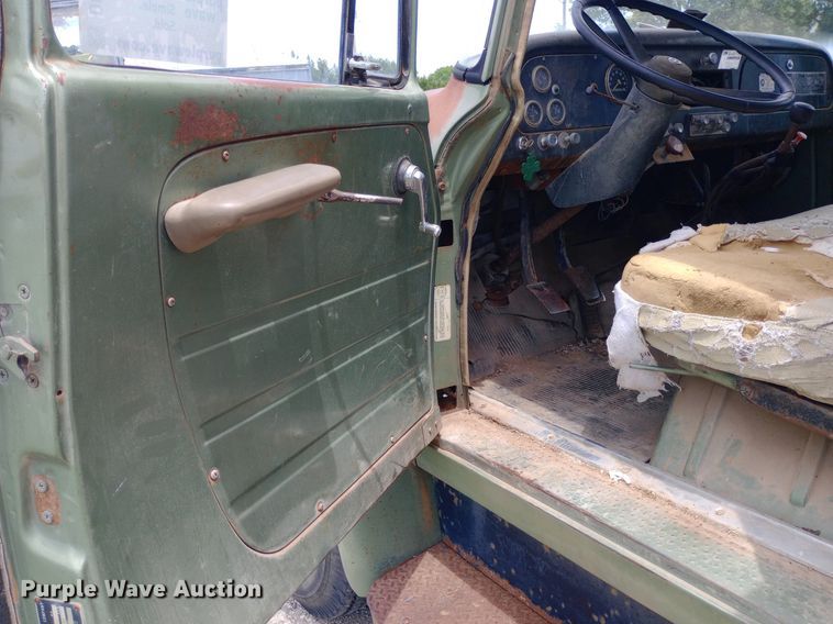 image for item DQ7144 1971 International  1600 grain truck