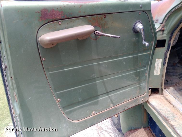 image for item DQ7144 1971 International  1600 grain truck