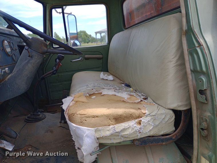 image for item DQ7144 1971 International  1600 grain truck