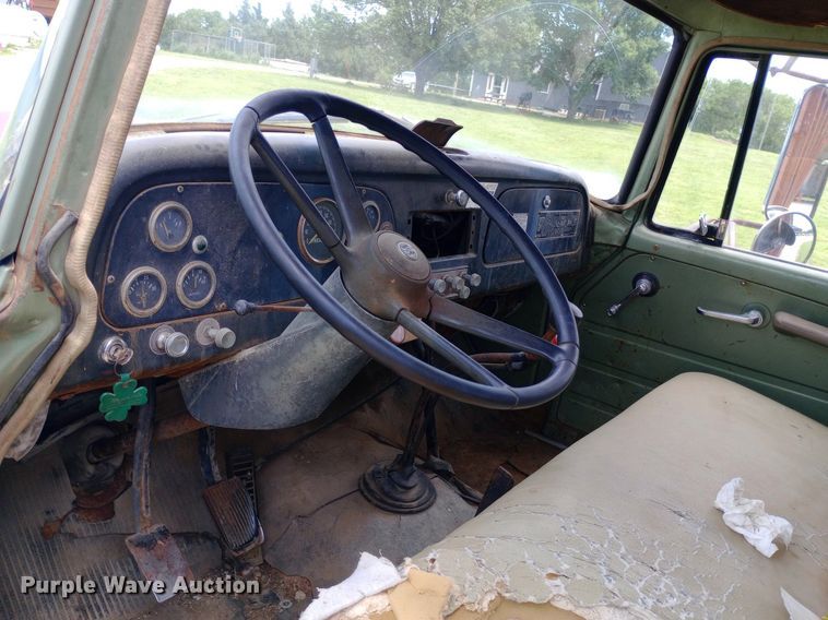 image for item DQ7144 1971 International  1600 grain truck