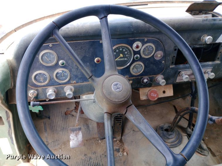 image for item DQ7144 1971 International  1600 grain truck