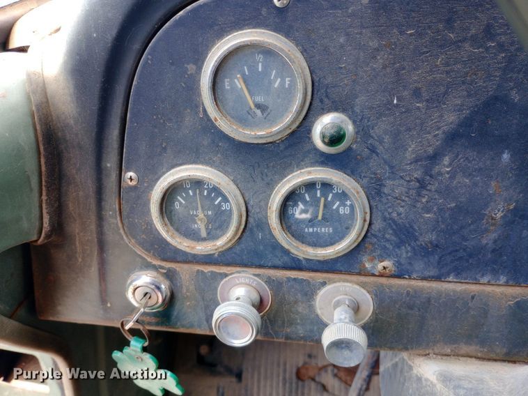 image for item DQ7144 1971 International  1600 grain truck