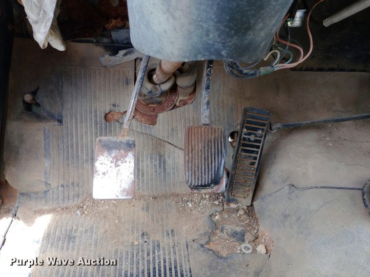 image for item DQ7144 1971 International  1600 grain truck