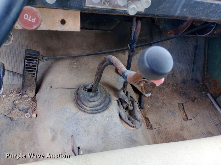 image for item DQ7144 1971 International  1600 grain truck