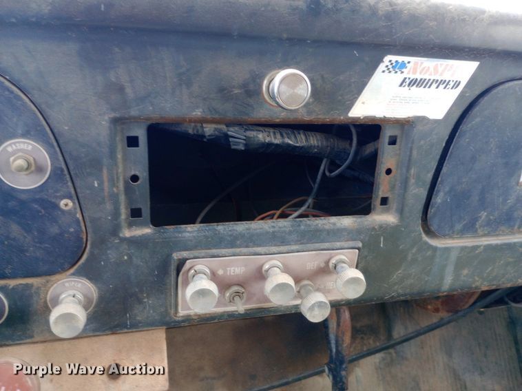 image for item DQ7144 1971 International  1600 grain truck