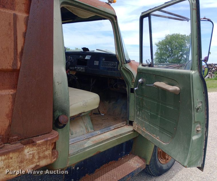 image for item DQ7144 1971 International  1600 grain truck