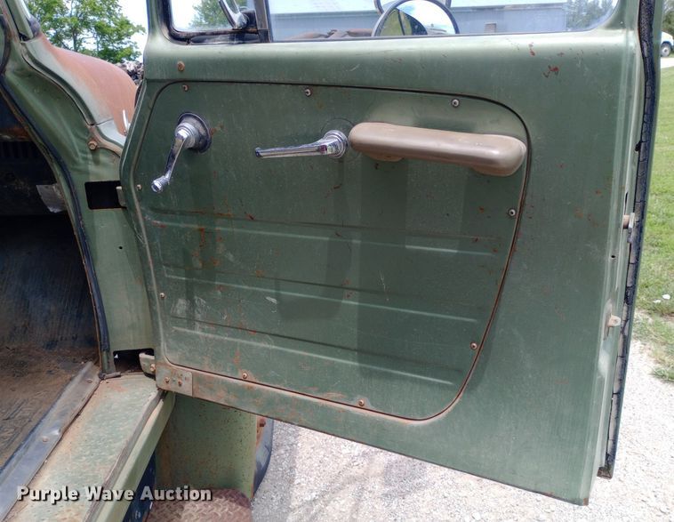 image for item DQ7144 1971 International  1600 grain truck