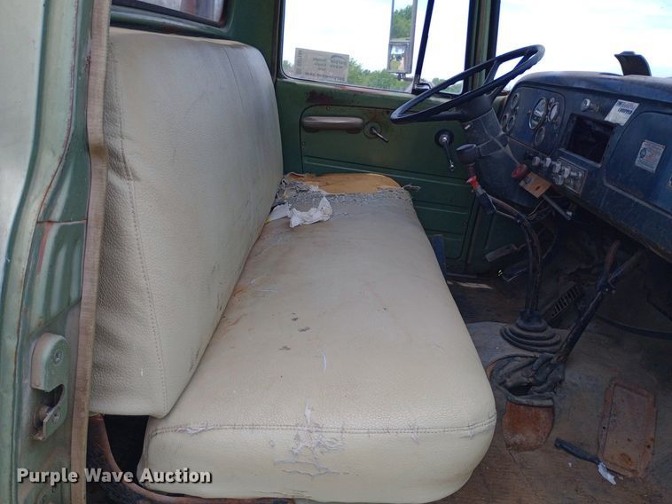 image for item DQ7144 1971 International  1600 grain truck