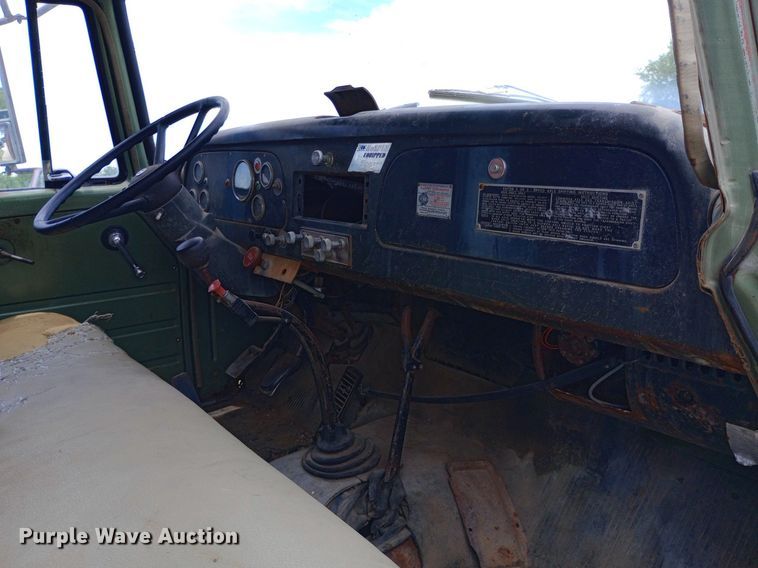 image for item DQ7144 1971 International  1600 grain truck