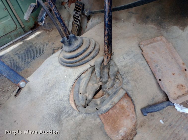 image for item DQ7144 1971 International  1600 grain truck