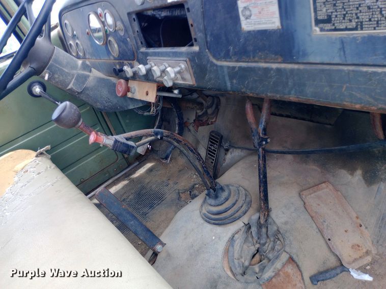 image for item DQ7144 1971 International  1600 grain truck