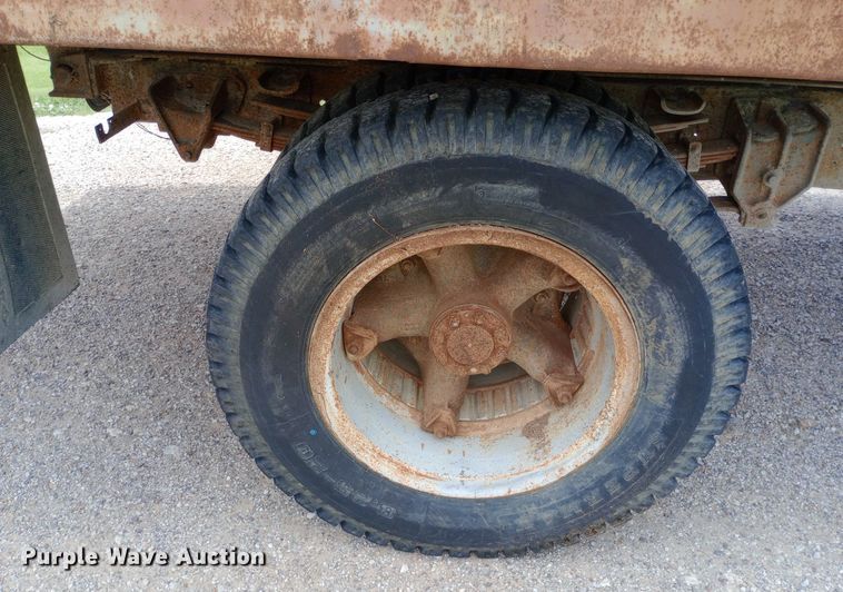 image for item DQ7144 1971 International  1600 grain truck