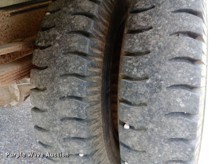 image for item DQ7144 1971 International  1600 grain truck