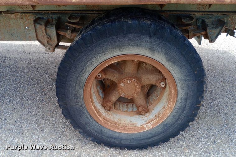 image for item DQ7144 1971 International  1600 grain truck