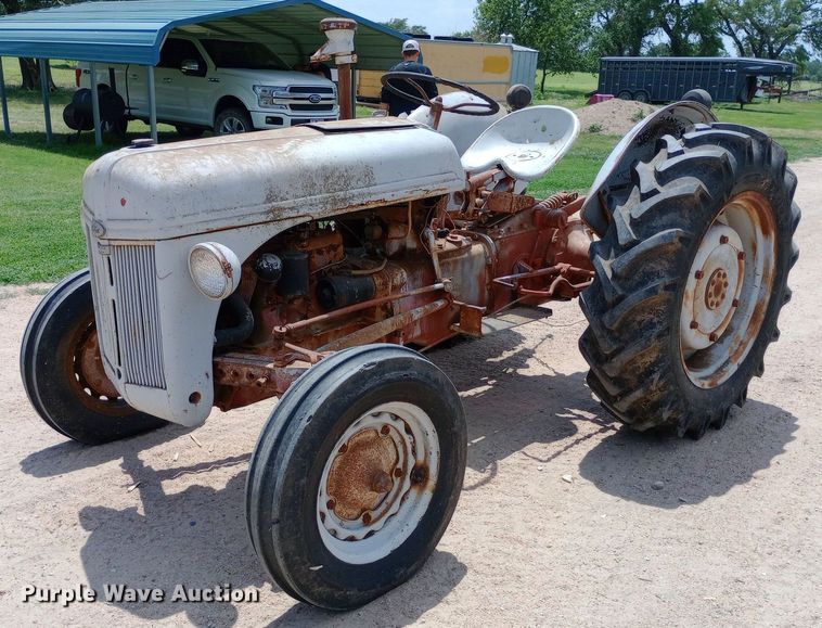 image for item DQ7181 1947 Ford 2N tractor