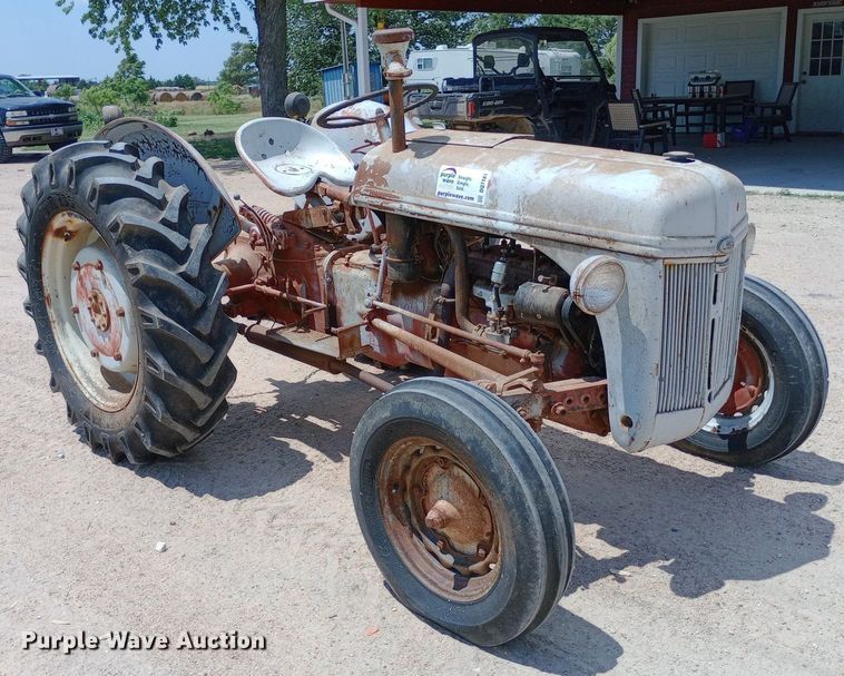 image for item DQ7181 1947 Ford 2N tractor