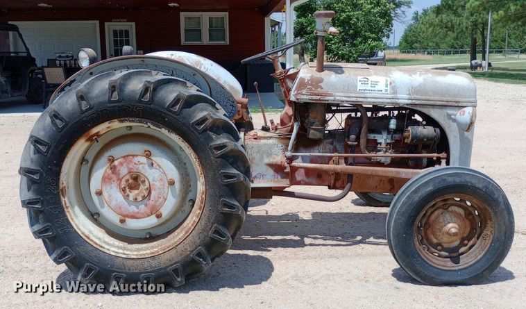 image for item DQ7181 1947 Ford 2N tractor