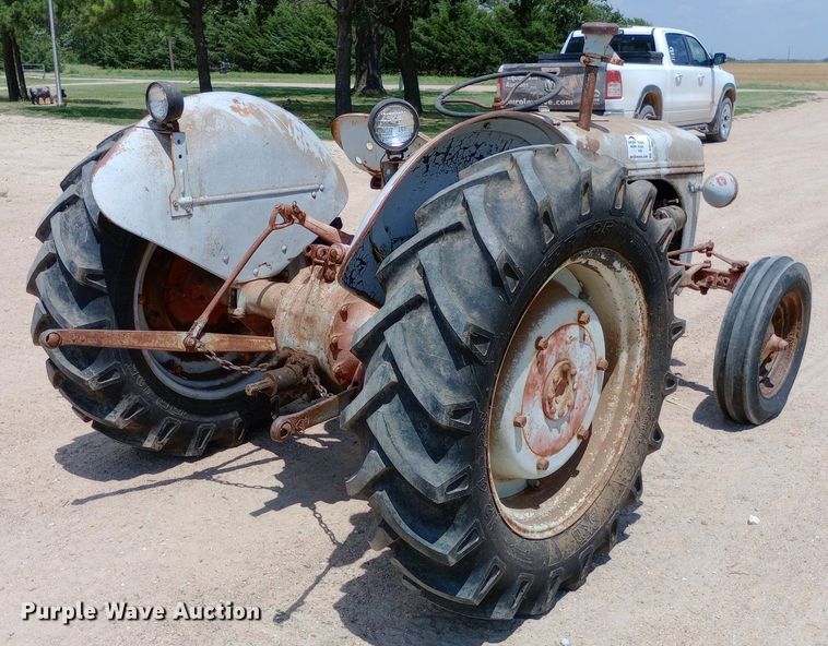 image for item DQ7181 1947 Ford 2N tractor