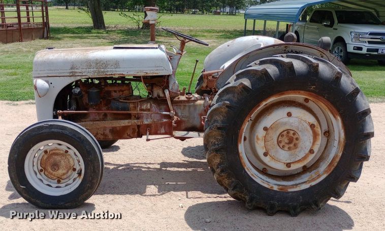 image for item DQ7181 1947 Ford 2N tractor