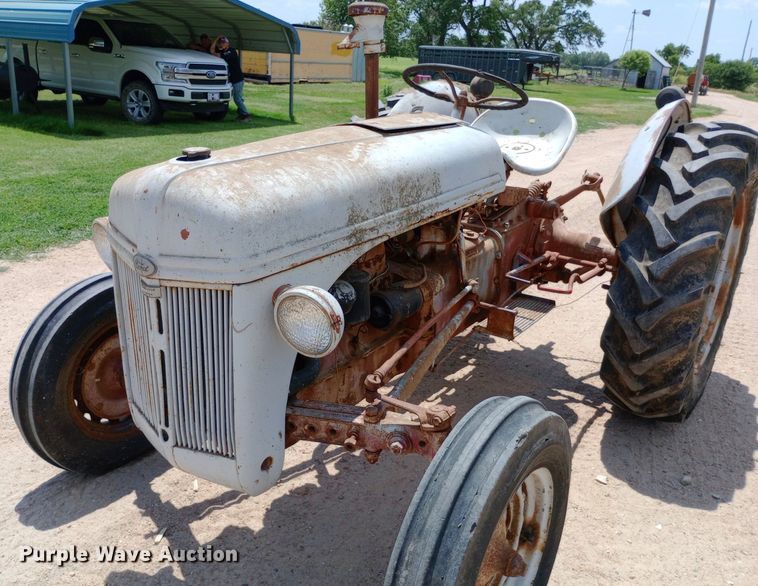 image for item DQ7181 1947 Ford 2N tractor