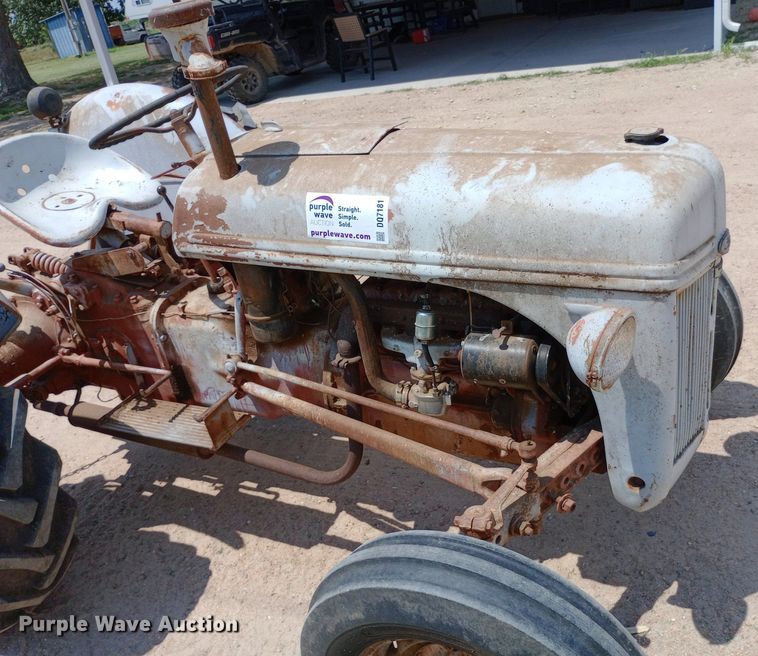 image for item DQ7181 1947 Ford 2N tractor