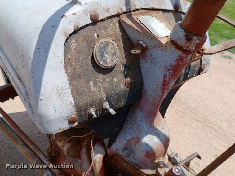 image for item DQ7181 1947 Ford 2N tractor