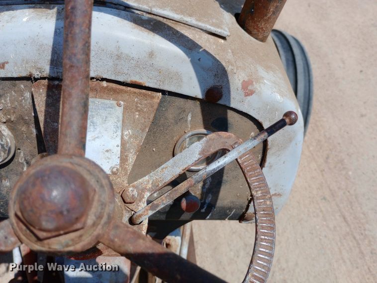image for item DQ7181 1947 Ford 2N tractor