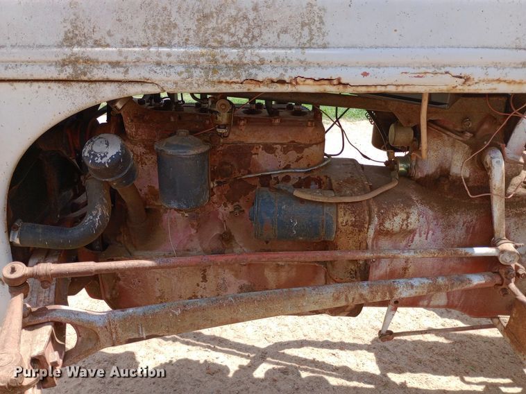 image for item DQ7181 1947 Ford 2N tractor