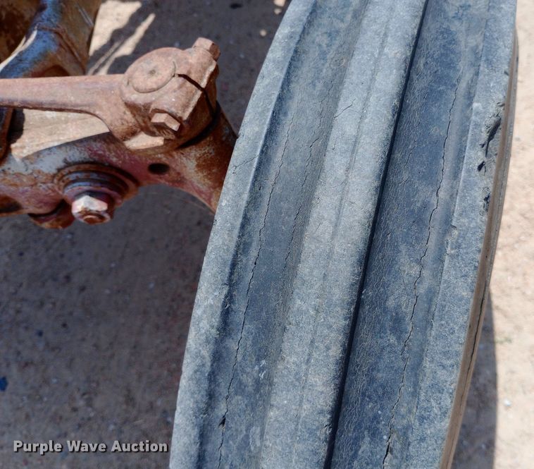 image for item DQ7181 1947 Ford 2N tractor