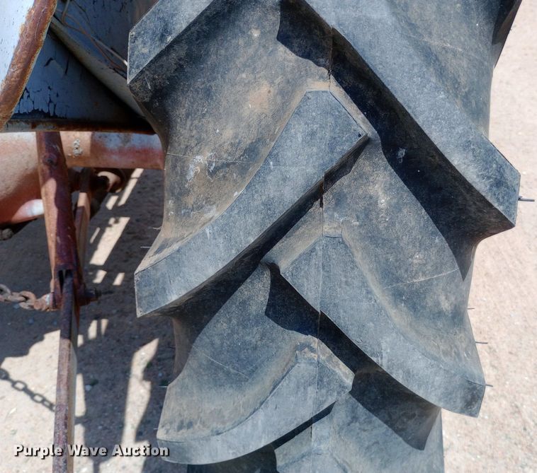 image for item DQ7181 1947 Ford 2N tractor