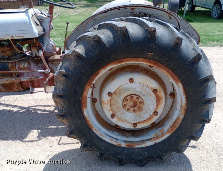 image for item DQ7181 1947 Ford 2N tractor