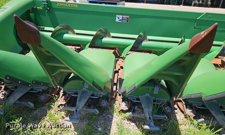 image for item DR8637 2009 John Deere 612C corn head