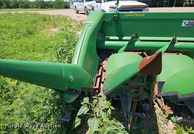 image for item DR8637 2009 John Deere 612C corn head