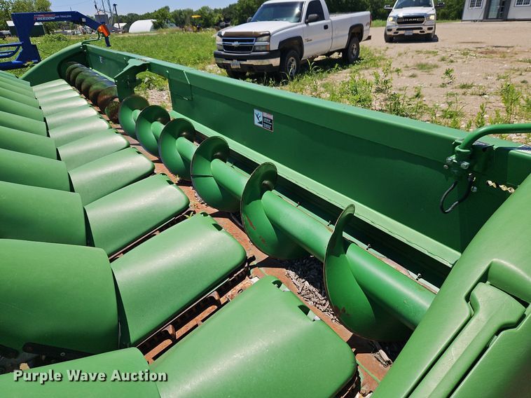image for item DR8637 2009 John Deere 612C corn head